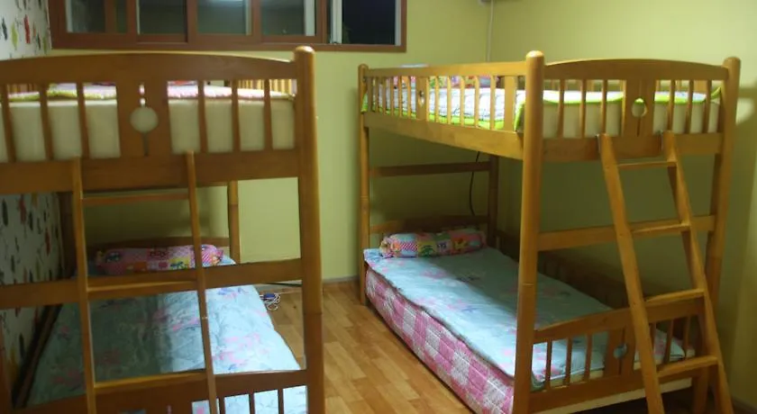Hilltop Guesthouse 済州市 2*,